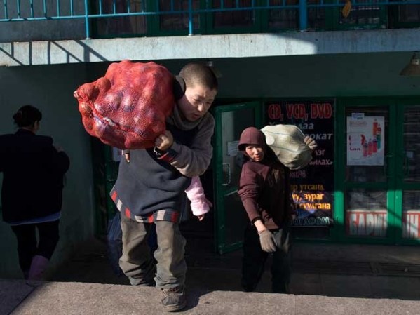 Un mongol de 11 años trabaja en un mercado de la capital.