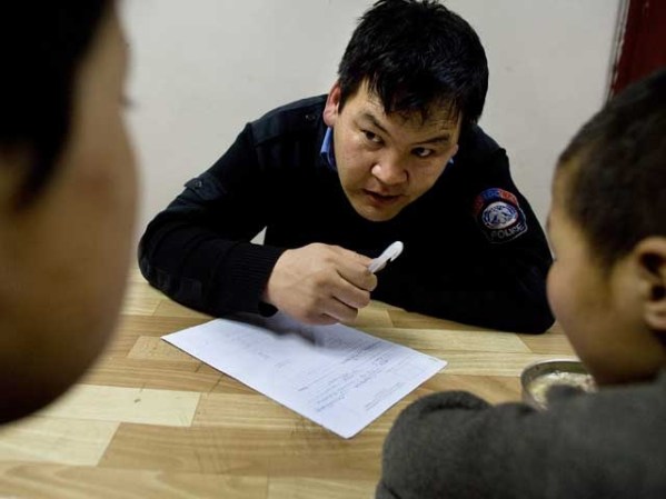 Unos menores recién ingresados al local dan sus nombres y reciben consejos por parte de un adulto.
