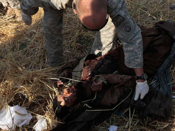 Tropas estadounidenses inspeccionan el cadáver de un soldado Talibán que cayó muerto un día antes en un intercambio de fuego.