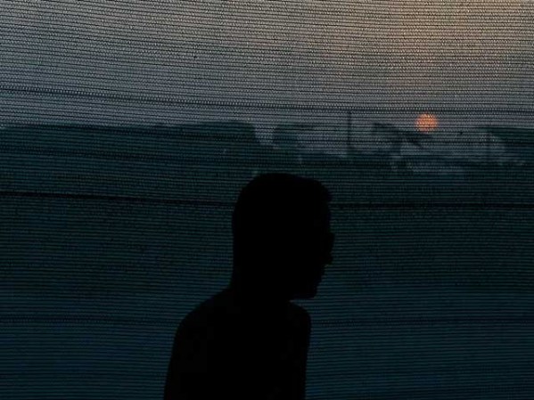 La noche cae sobre un campamento que comparten tropas estadounidenses y afganas, en Herat.