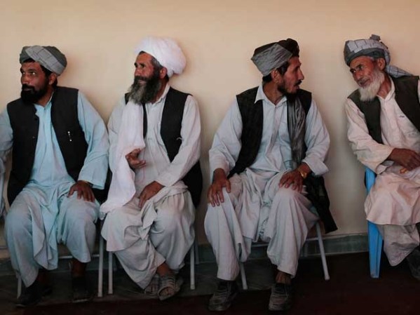 Los hombres de la población de Bala Murghab conversan antes de reunirse con tropas estadounidenses.