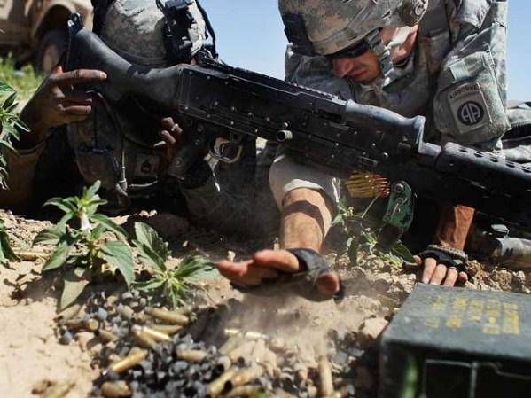 Soldados de la División 82 Aerotransportada intercambian fuego con enemigos talibanes en las montañas cercanas a la población de Joikahr.