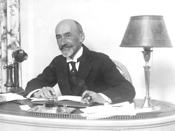 1922, el español Jacinto Benavente