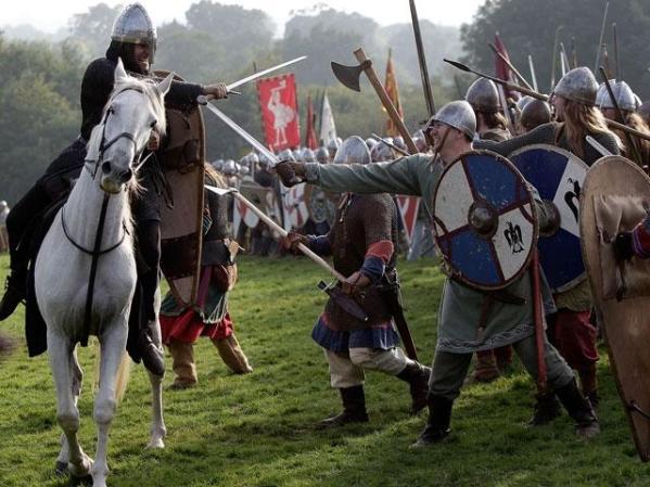 Los guerreros de Harold se protegieron de nuevo tras sus grandes escudos, mientras golpeaban con sus hachas de guerra a los caballeros normandos.