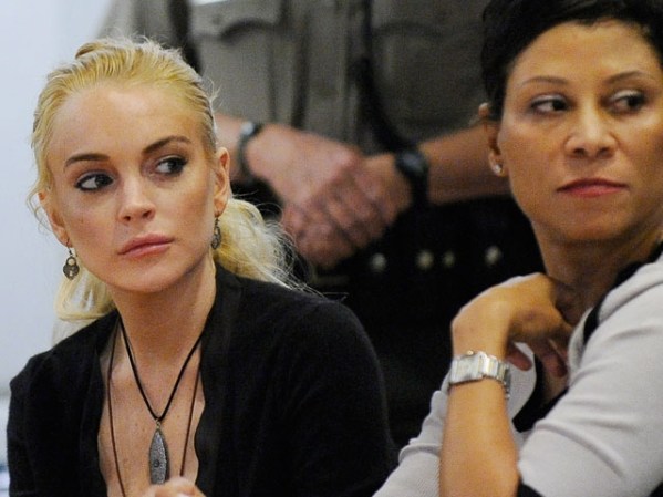 Febrero 23, 2011: Linday Lohan asiste a una audiencia en corte. El juez le ofrece seis meses en la cárcel.