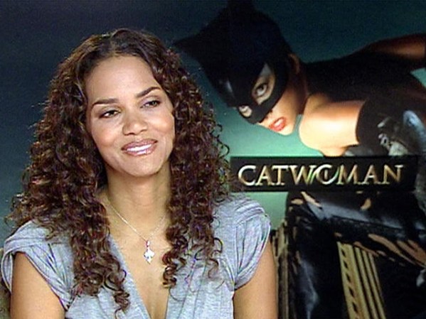 Halle Berry realizó una bella y seductora "Gatúbela" en la película "Catwoman" en el año 2004.