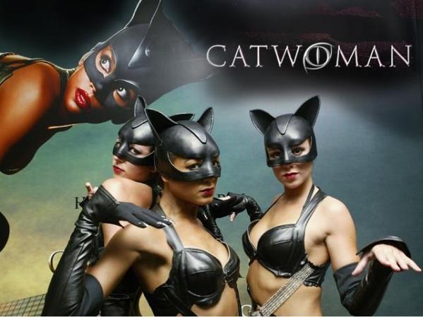 "Catwoman" conocida en español como "Gatúbela" apareció en los comics por primera vez en el año 1940. Este personaje tiene una relación de amor-odio con Batman.