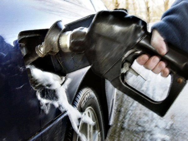 Evita ir con poca gasolina. Aunque puedas pensar que consumes menos llevando poco combustible en realidad tu vehículo funcionará menos eficientemente. Intenta no bajar de la mitad del tanque.