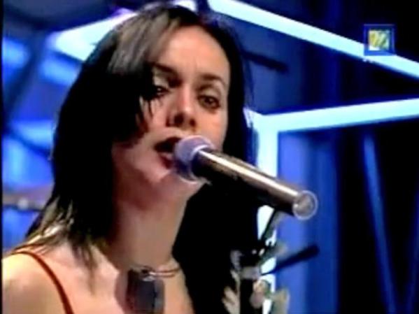 Rita Guerrero, 46 años, la cantante mexicana falleció el 11 de marzo del 2011 víctima de cáncer de mama. Rita fue la vocalista del grupo Santa Sabina.