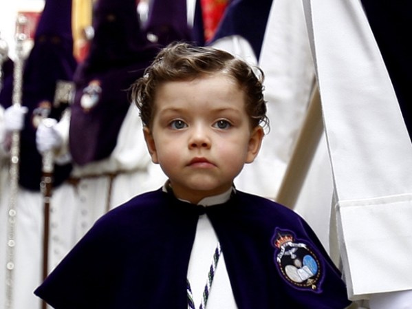 Procesión de la Cofradía de San Gonzálo en Sevilla, España. Los participantes visten los gorros y las túnicas en representación de los nazarenos.