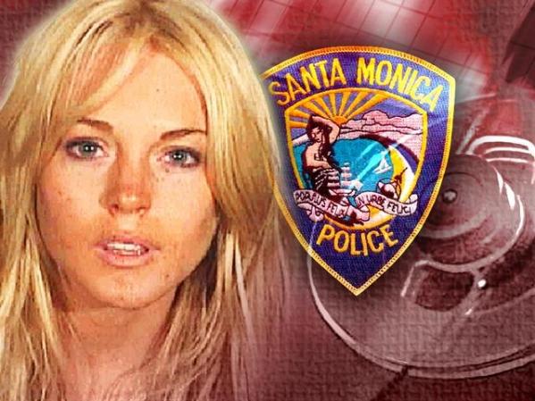 Agosto 23, 2007: Lohan se declara culpable de delito menor por uso de cocaína y fue sentenciada a un día de cárcel y 10 de trabajo comunitario. Después se sabría que Lohan perseguía a una ex asistente y a la madre de esta hasta chocar con el auto. Sólo estuvo hora y media en la cárcel.