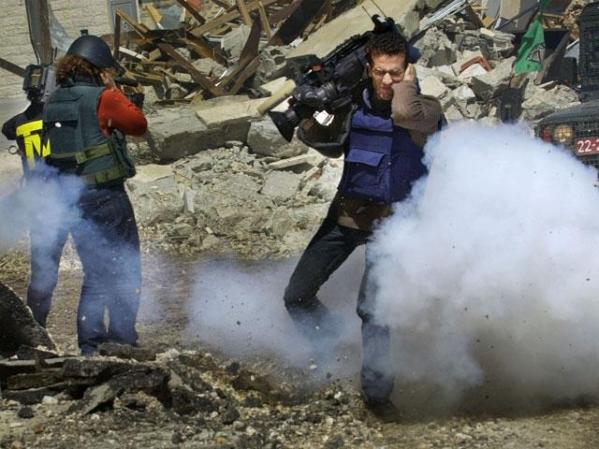 ABRIL, 2002: Una granada le explota en los pies a Ismail Khader, camarógrafo de la agencia Reuter. en Cisjordania.