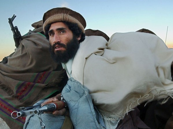 DICIEMBRE, 2001: Hondros se adentró en terreno talibán para retratar la huída de partidarios de Bin Laden en Tora Bora.