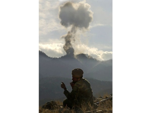 DICIEMBRE, 2001: Un soldado anti talibán observa el bombardeo sobre reductos de Al Quaida en la zona de Tora Bora.
