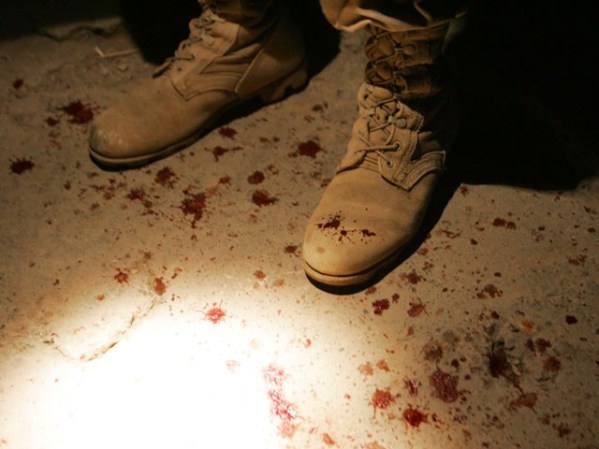 ENERO, 2005: La sangre en el piso delata una operación que terminó sangrienta, en Iraq.