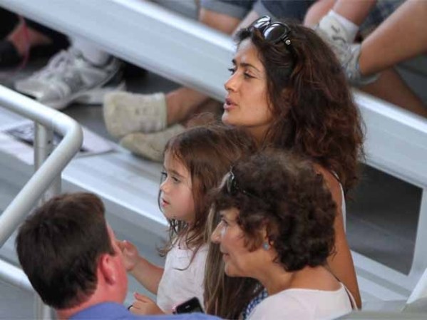 Selma Hayek en el parque de diversión Jungle Island en Miami con su hija.
