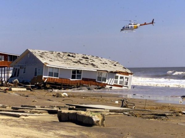 Una casa frente al mar, arruinada por Floyd en Oak Island, Carolina del Norte.