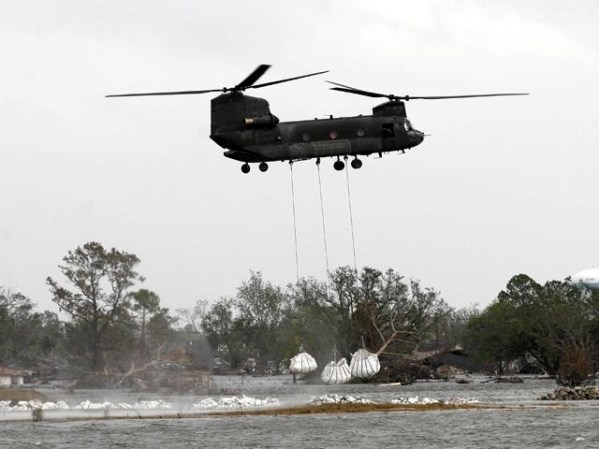 Helicópteros depositan sacos de arena para resguardar las presas de Nueva Orleans. Rita también castigó a esa ciudad, aunque no tan gravemente como Katrina.