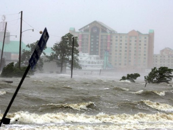 Las olas golpean la costa del lago St. Charles, cercano a Nueva Orleans.