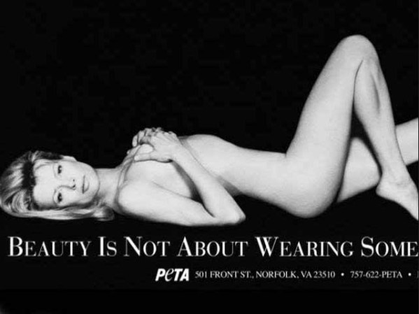 Kim Basinger se desnuda y dice: "La belleza no se define por lo que te pongas".