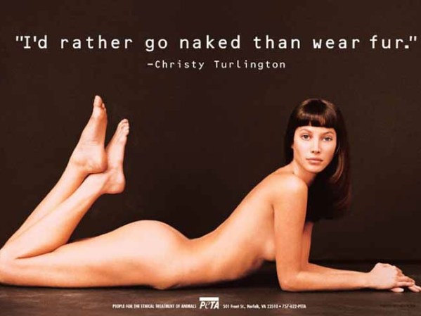 La súper modelo Christy Turlington se quita la ropa por esta causa
