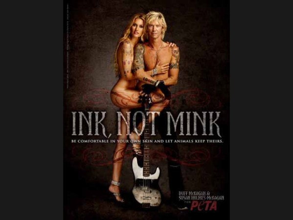 El rockero Duff McKagan de Guns N´Roses y su esposa la modelo Holmes McKagan se quitan la ropa y dicen que es mejor llenarse el cuerpo de tatuajes que ponerse pieles de animales
