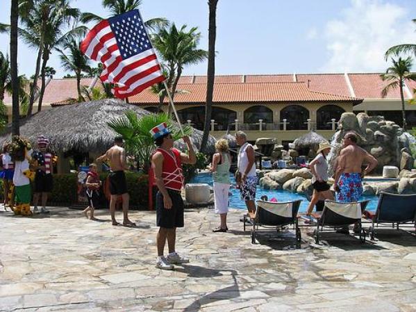 La piscina y un día muy caluroso no son impedimento para estar de fiesta y celebrar.