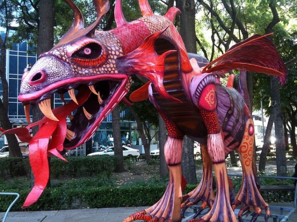 En la organización del desfile participan el Gobierno de la Ciudad de México y el Consejo Nacional para la Cultura y las Artes, Conaculta.