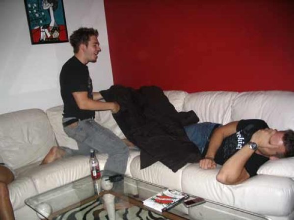 Fotos tomadas de la página que Casey Anthony mantenía en photobucket.com antes de ser juzgada y exonerada por la muerte de su hija Caley Anthony y que fueron consideradas como posible evidencia por la fiscalía.
