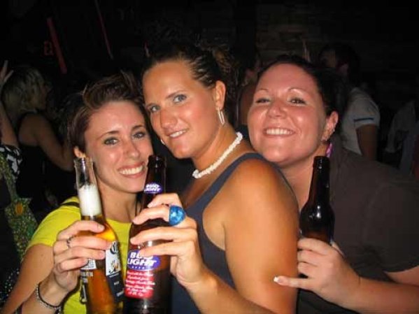 Fotos tomadas de la página que Casey Anthony mantenía en photobucket.com antes de ser juzgada y exonerada por la muerte de su hija Caley Anthony y que fueron consideradas como posible evidencia por la fiscalía.