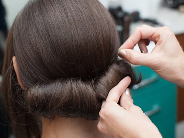 Asegura ambas ondas con ganchos.
