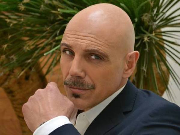 Manuel Landeta, regresa como Adriano Ferrer, un hombre con una misión que cumplir.