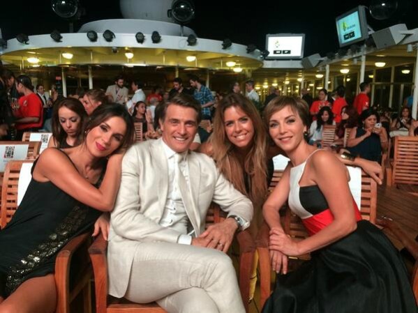 Así o más guapos?!?! @siachoque @juansolervalls @MakitaSoler @LauraFloresMx #Estreno @RdeCorazonesTV pic.twitter.com/V2yorvYPVr • 8 de julio.