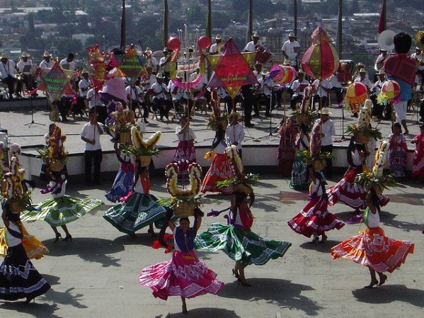 Cada delegación presenta una muestra de su patrimonio cultural a través de bailes que ejecutan al son de la música y los cantos que les son propios.