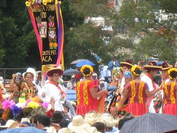 La Guelaguetza forma parte de los cultos populares a la Virgen del Carmen, razón por la que se celebra los dos lunes más cercanos a la festividad católica de esta advocación Mariana, el 16 de julio.