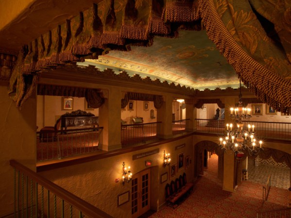 La estructura de Plaza Teatro que se completó en 1930 conserva gran parte de su esplendor rococó y alberga producciones de Broadway entre otros espectáculos.