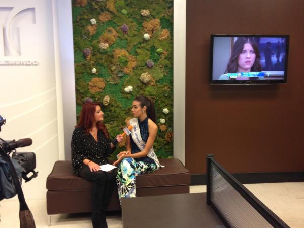 Mariana Rodríguez entrevistando a Bodine Koehler Peña, Miss Puerto Rico 2012.