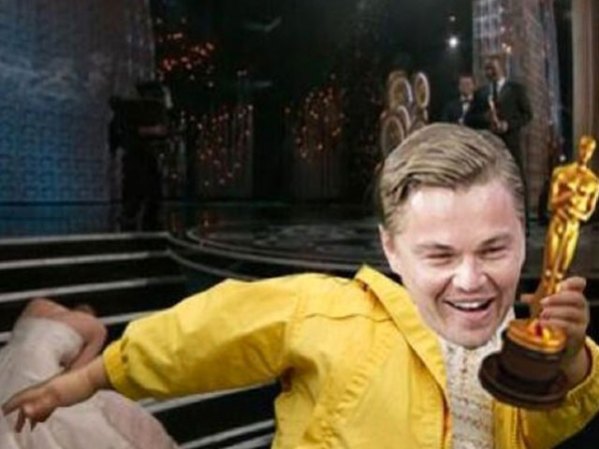 Leonardo DiCaprio como si le hubiera robado el premio a Jennifer Lawrence.