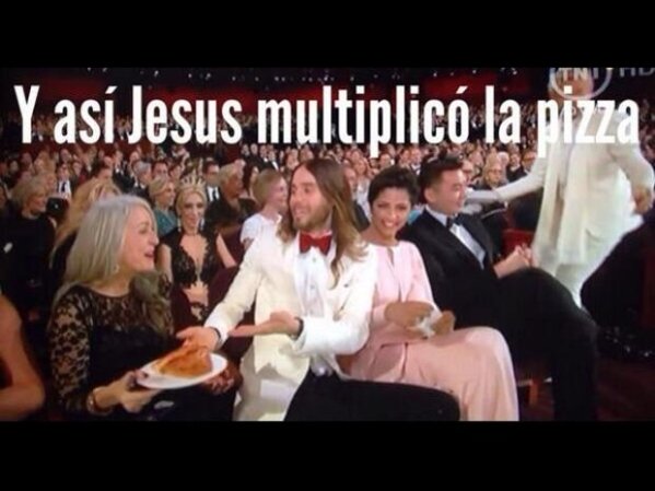 Jared Leto como si hubiera logrado multiplicar los pedazos de pizza con sus poderes como Jesucristo.
