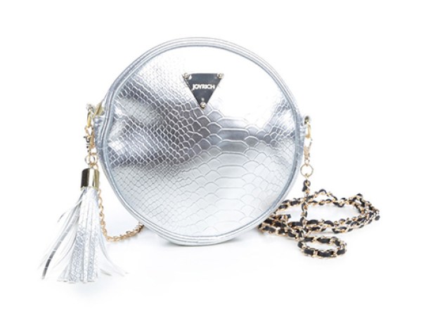 Bolso circular metálico de Joyrich. Adquiérelo en joyrichstore.com, $75.