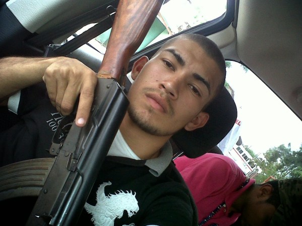 Fotos de presuntos sicarios del narcotrafico en Nuevo Laredo, Tamaulipas, México, difundidas por la página web Blog del Narco.
