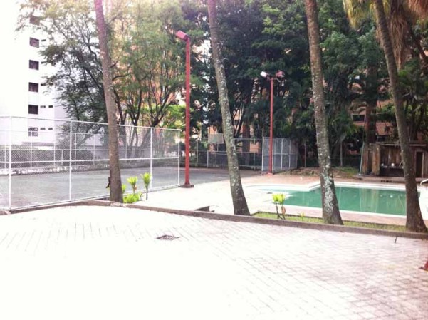 El edificio cuenta con piscina y canchas. En ambos lugares se grabó para la serie.