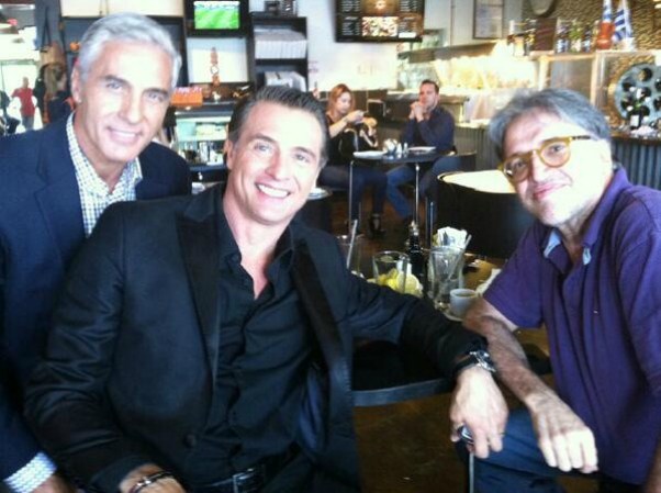 Javier Gomez @JavierGomez_ Con mis amigos #ClaudioC director de @RdeCorazonesTV y @juansolervalls,mucha MERDE en el estreno por @Telemundo 8pm pic.twitter.com/bdreGdAF1c • 7 de julio.