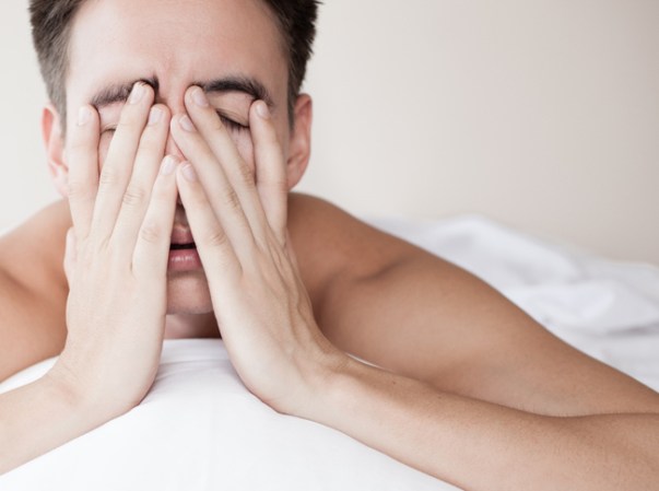 Falta de descanso. Despertar con sueño o tener problemas para dormir.