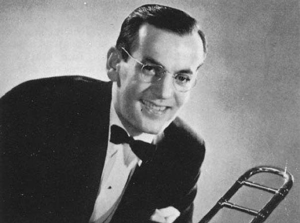 El trombonista Glenn Miller, líder de una popular banda de música para bailar, falleció cuando su avión desapareció entre Inglaterra y París, donde se encontraba para dar espectáculos a los militares el 15 de diciembre de 1944.