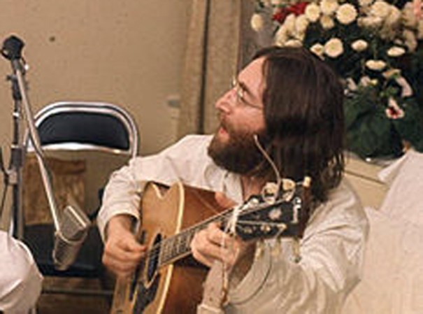 8 DE DICIEMBRE, 1980: El Ex Beatle y legendario John Lennon es asesinado en frente de su residencia “The Dakota”. Al asesino, Mark David Chapman, en la actualidad de 57 años, se le fue negada su liberación por séptima vez en el 2012 ante la cadena perpetua recibida.
