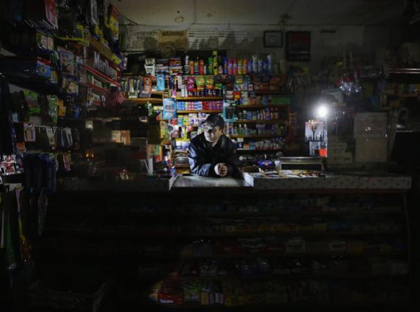 Los negocios se alumbran con la luz del día y con velas.