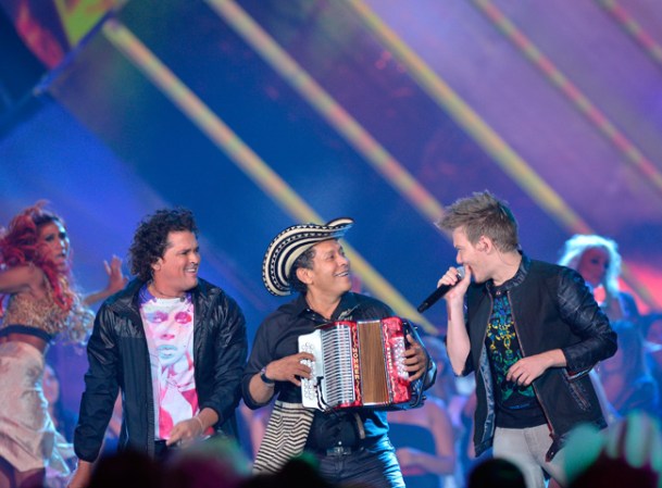 2013.- Carlos Vives y Michel Telo
