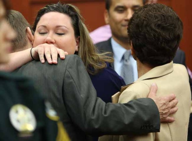 Zimmerman y familiares celebran veredicto en corte.