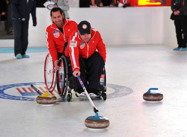 Los jugadores de curling en silla de rueda Jimmy Joseph (izquierda) y David Palmer hacen una demostración.